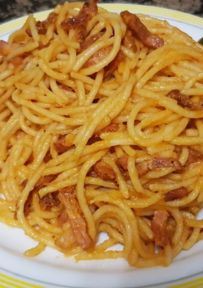 Una foto de Espaguetis con tomate al crocante de bacon