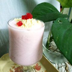 A picture of Strawberry's lassi.
