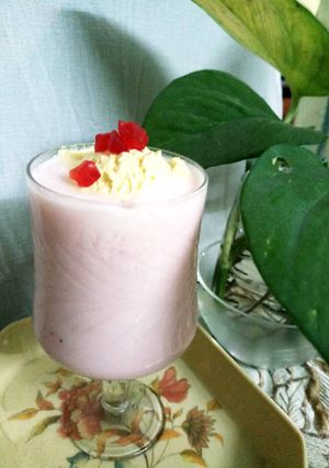 A picture of Strawberry's lassi.