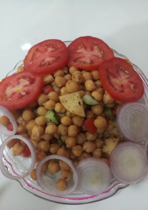 A picture of Chana mix fruit chat.