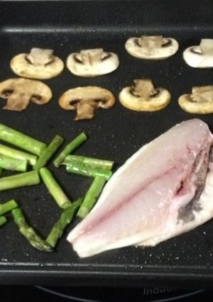 Foto principal de Lomos de pescado a la plancha con trigueros y champiñones