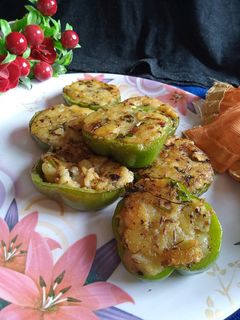 स्टफ्ड शिमला मिर्च (Stuffed Shimla mirch recipe in Hindi) रेसिपी मुख्य फोटो
