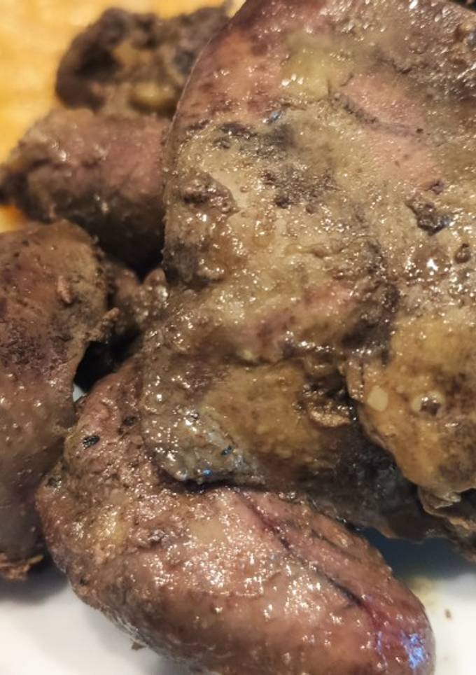 Куриная печень с сердечками тушеная в сковородке