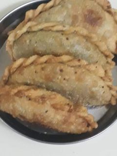 લીલા વટાણા ના ઘૂઘરા રેસીપી મુખ્ય ફોટો
