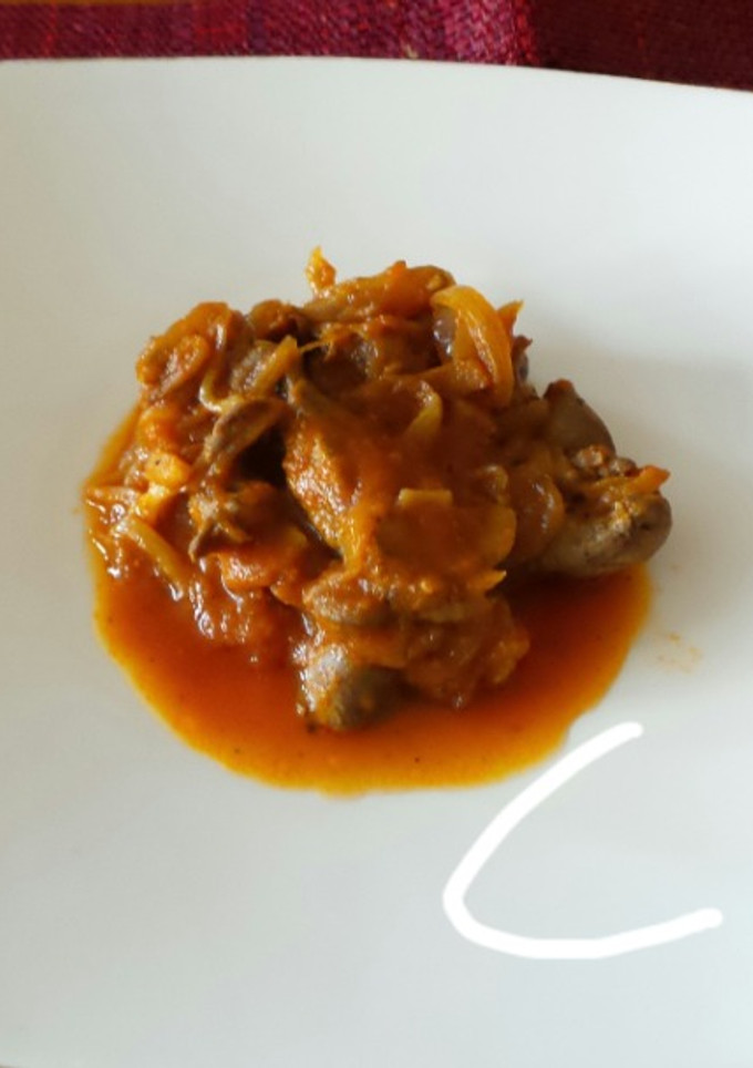 Una foto de Higaditos de pollo encebollados