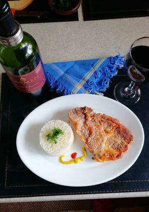 Una foto de Chuleta vetada de cerdo con arroz blanco