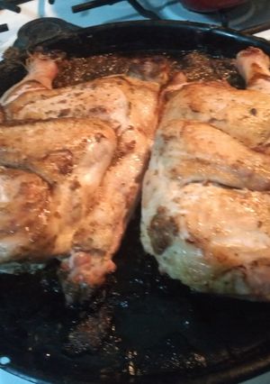 Una foto de Pollo al horno con salsita mixeada con papas