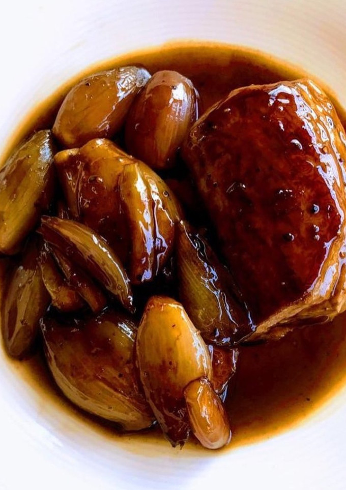 Una foto de Solomillo de cerdo ibérico con chalotas al Pedro Ximénez