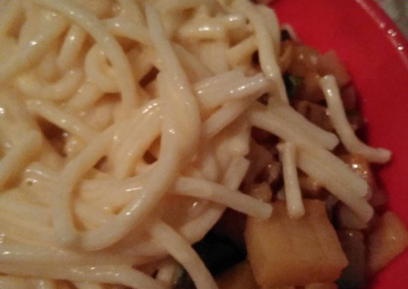 Espagueti con queso amarillo