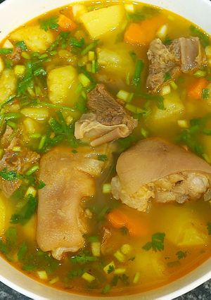 Hình của món Canh móng giò, bắp bò nấu khoai tây, cà rốt.