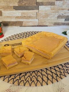 Una foto de Torta fiambre con agua de remolacha