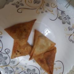 A picture of Chicken samosa.