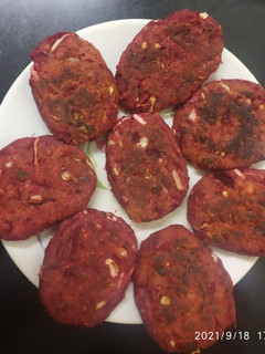 बीट टीक्की (beet tikki recipe in marathi) रेसिपी चे मुख्य फोटो