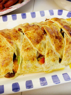 Una foto de Trenza de hojaldre con verduras y queso