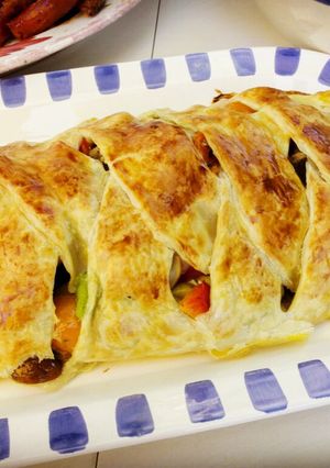 Una foto de Trenza de hojaldre con verduras y queso