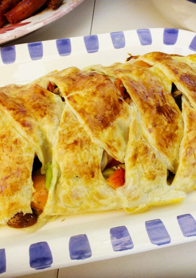 Una foto de Trenza de hojaldre con verduras y queso