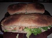 Una foto de pan de sandwich lomito