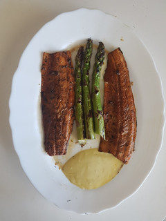 Una foto de 🇪🇦 Filetes de trucha a la plancha marinados con soja y eneldo