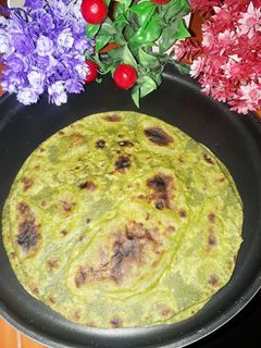 पालक पराठा (palak paratha recipe in Hindi) रेसिपी मुख्य फोटो