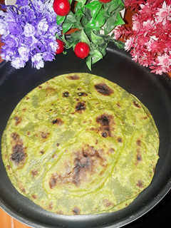 पालक पराठा (palak paratha recipe in Hindi) रेसिपी मुख्य फोटो