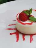Panna cotta de coco con  coulis de frambuesa
