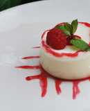 Panna cotta de coco con  coulis de frambuesa