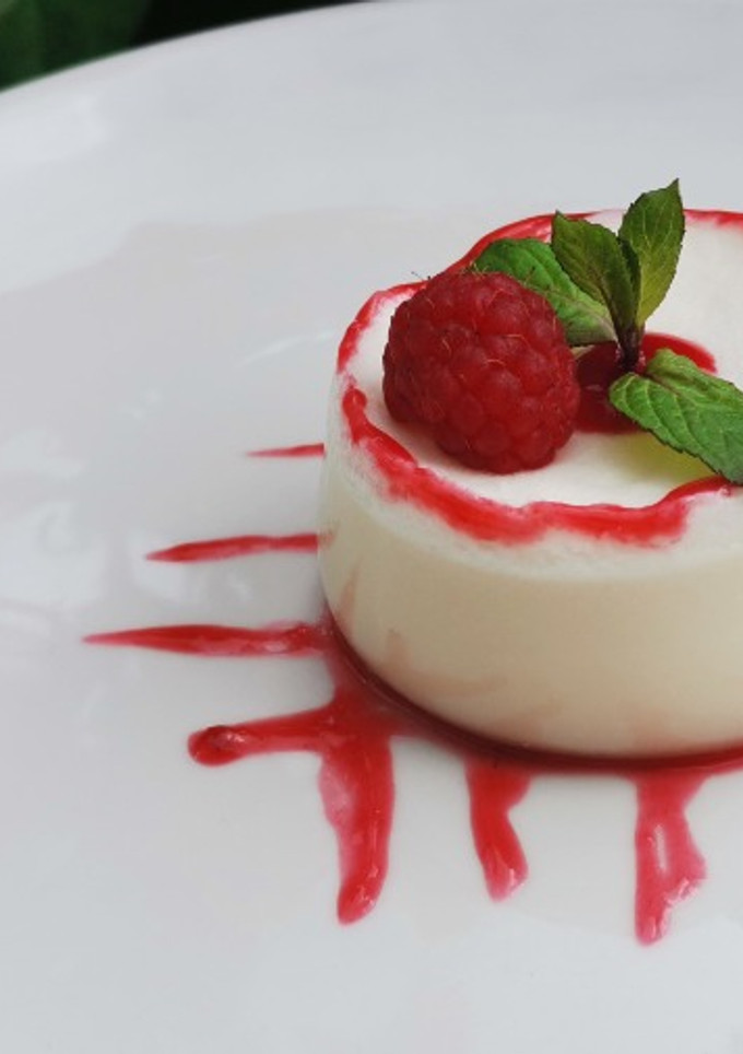 Una foto de Panna cotta de coco con  coulis de frambuesa