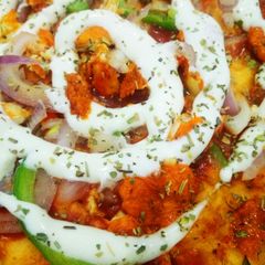 A picture of Chiken Tikka Mayo pizza.