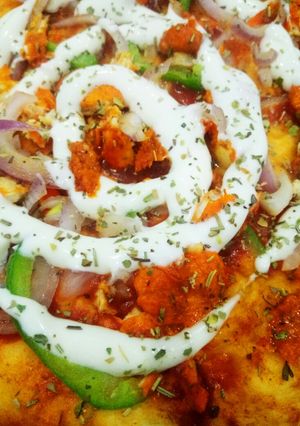 A picture of Chiken Tikka Mayo pizza.