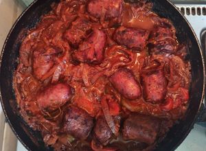 Una foto de Chorizos al vino tinto