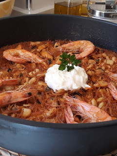 Una foto de Fideos fritos con gambas