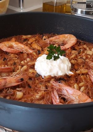 Una foto de Fideos fritos con gambas