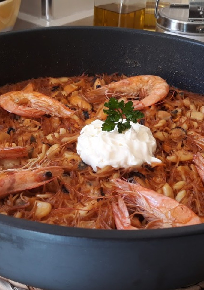 Una foto de Fideos fritos con gambas