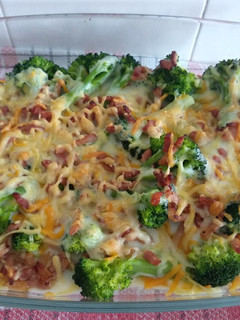 Una foto de Brócoli gratinado con bacon, queso y bechamel