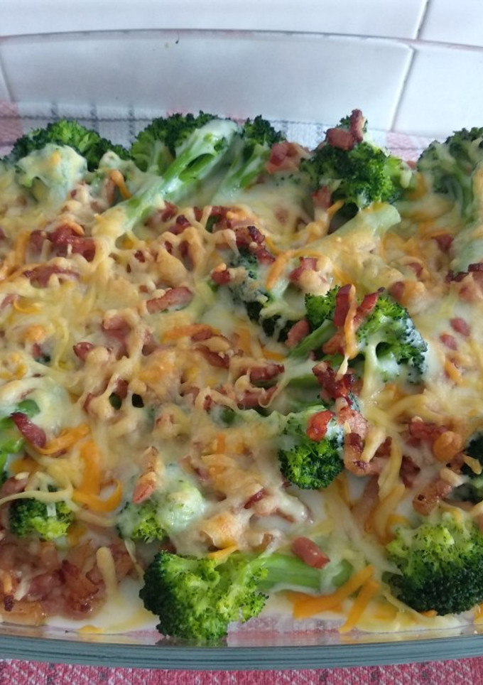 Una foto de Brócoli gratinado con bacon, queso y bechamel