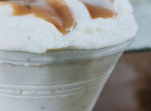 Una foto de Puré de papa con salsa gravy