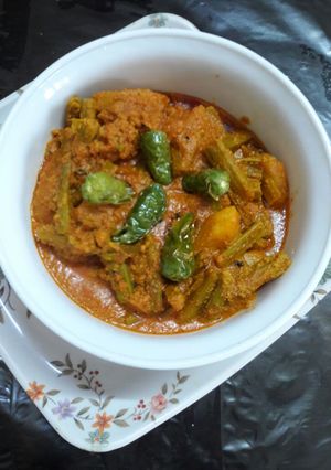 A picture of Potato drumstick poppy seeds curry.