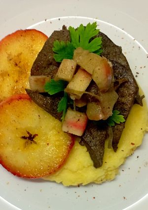 Zdjęcie przepisu Wątróbka wieprzowa na puree musztardowym.