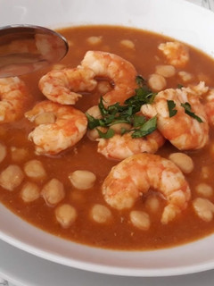 Una foto de Potaje de garbanzos con langostinos