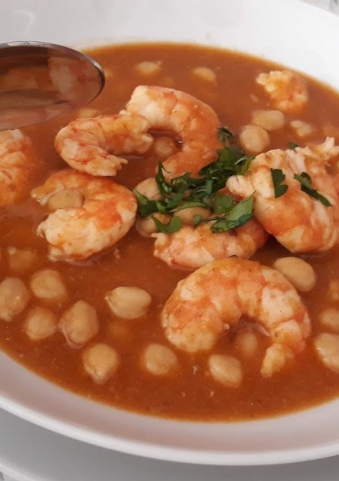 Una foto de Potaje de garbanzos con langostinos