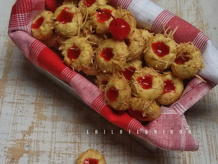 Easy Steps to Prepare Recipes 21. Strawberry thumbprint cookies #prRamadhan_kukirainikukis the Perfect Appealing.