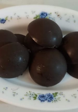 A picture of Marswell dark compound chocolate made by me.