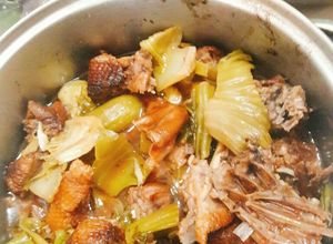 Hình của món Vịt quay kho dưa cải.