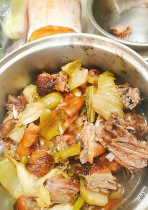 Hình của món Vịt quay kho dưa cải.
