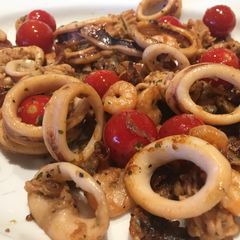 Fried seafood mix salad with garlic A picture of Fried seafood mix salad with garlic.