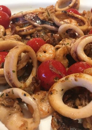 A picture of Fried seafood mix salad with garlic.