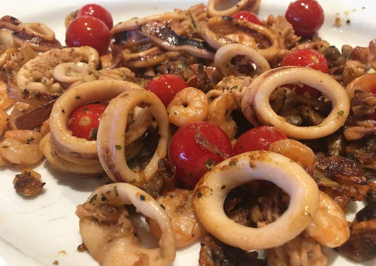 Fried seafood mix salad with garlic