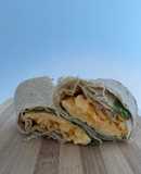 Wrap de desayuno con huevos, espinaca y pechuga de pavo