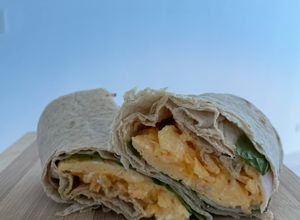 Una foto de Wrap de desayuno con huevos, espinaca y pechuga de pavo