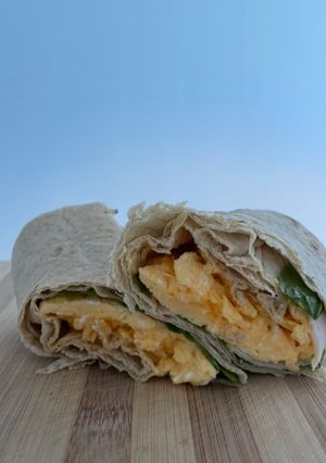 Una foto de Wrap de desayuno con huevos, espinaca y pechuga de pavo